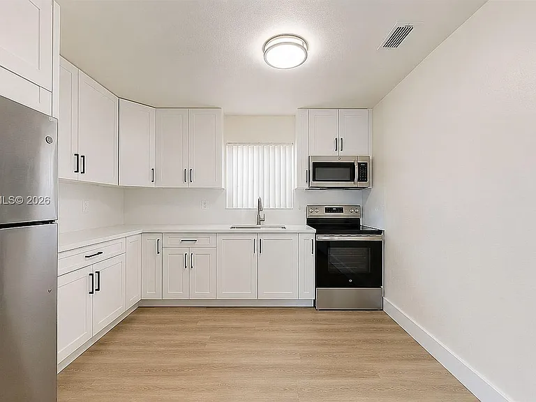 1670 W 42nd St #1672 — Photo 12