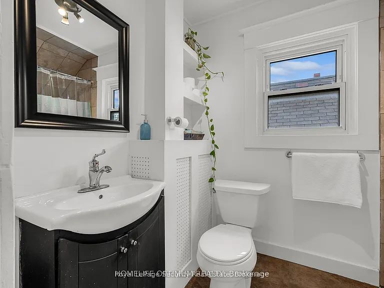 35 Bayfield Ave — Photo 16