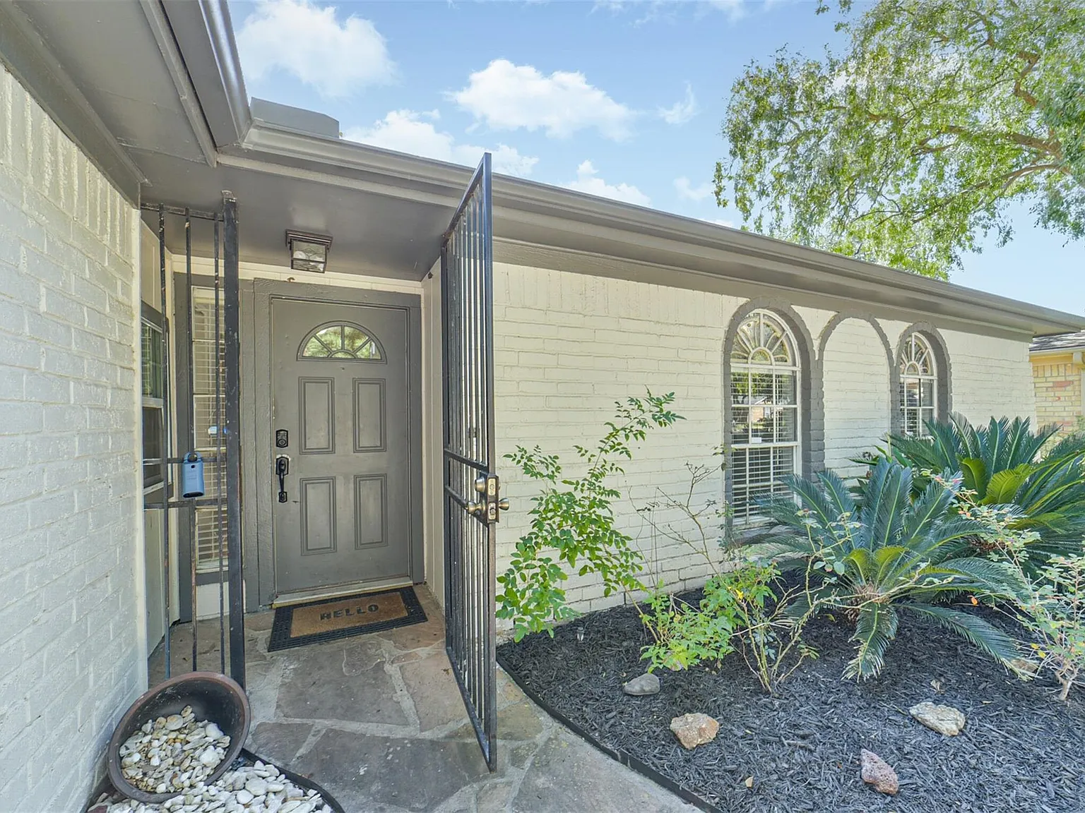 4 bed, 2.0 bath, 1685 sqft, $2,250 — Photo 4