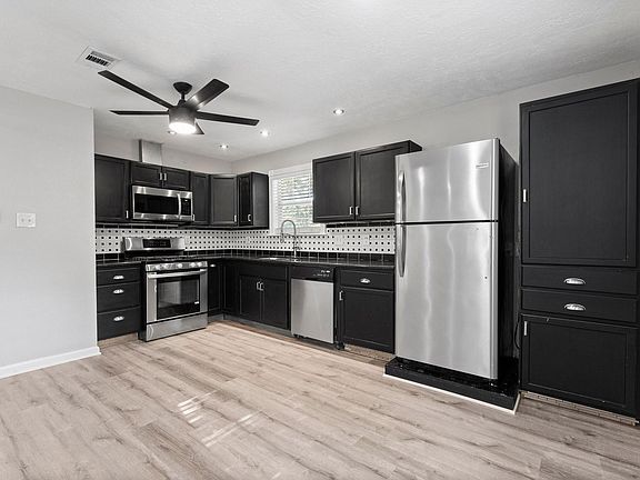 3rd image of 2 Ground Brier Ct