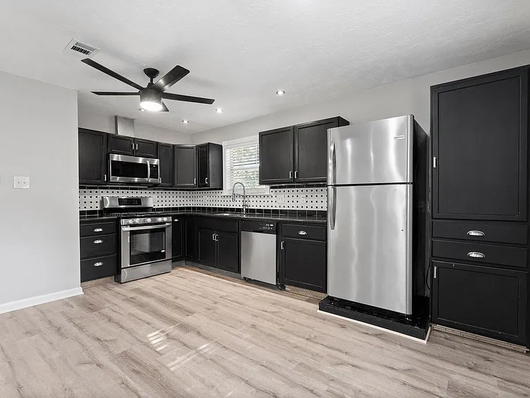 2 Ground Brier Ct — Photo 2