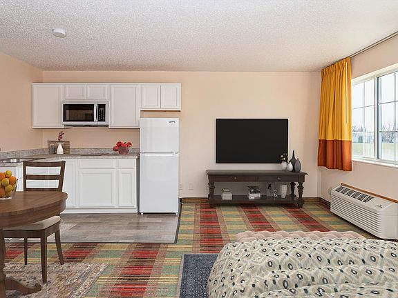 2nd image of 1521 S G Ave #206