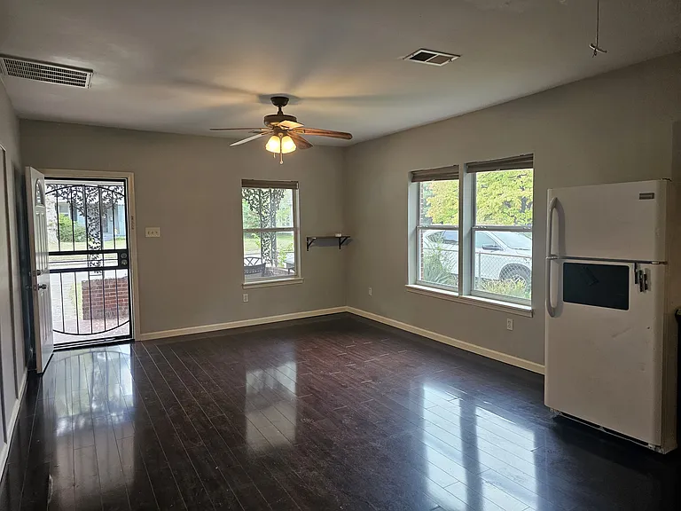 605 Loeb St — Photo 6