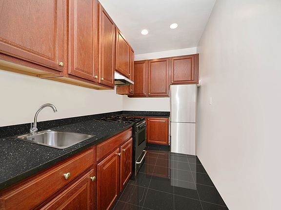 3rd image of 78 Manhattan Ave APT 3M