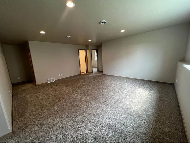 1512 Keystone Cir NE — Photo 8