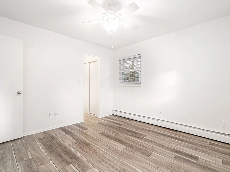 Lindsay Court Apartments — Photo 34