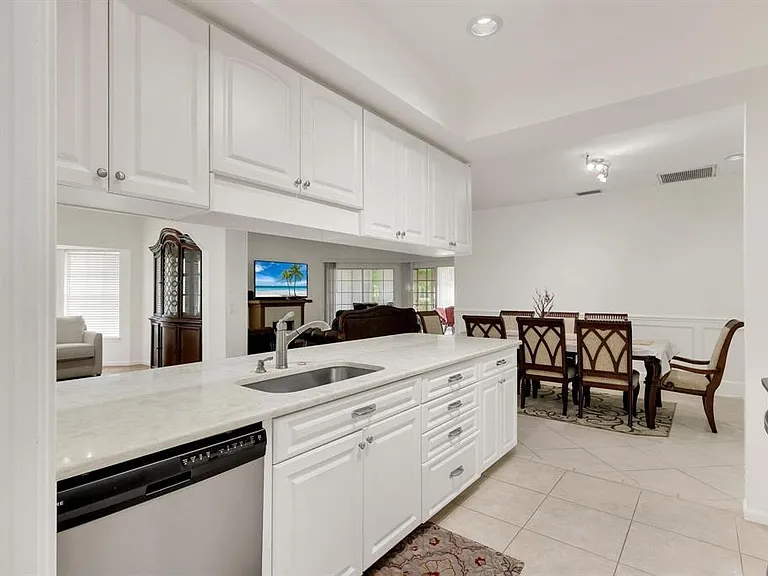 7334 Pine Creek Way — Photo 9