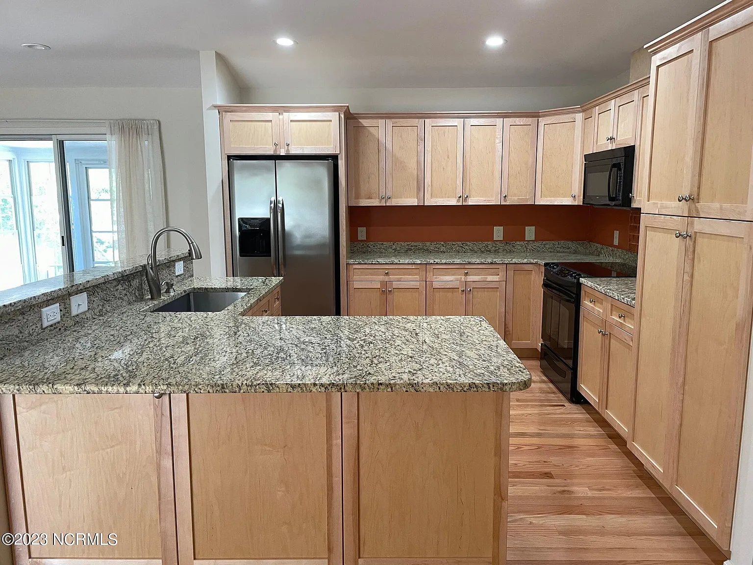 2 bed, 2.0 bath, 1825 sqft, $2,450 — Photo 2