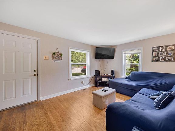 3rd image of 2708 Wismer Ave
