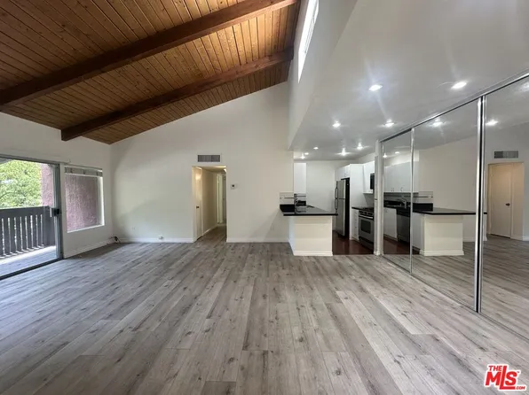 18350 Hatteras St APT 202, Tarzana, CA 91356