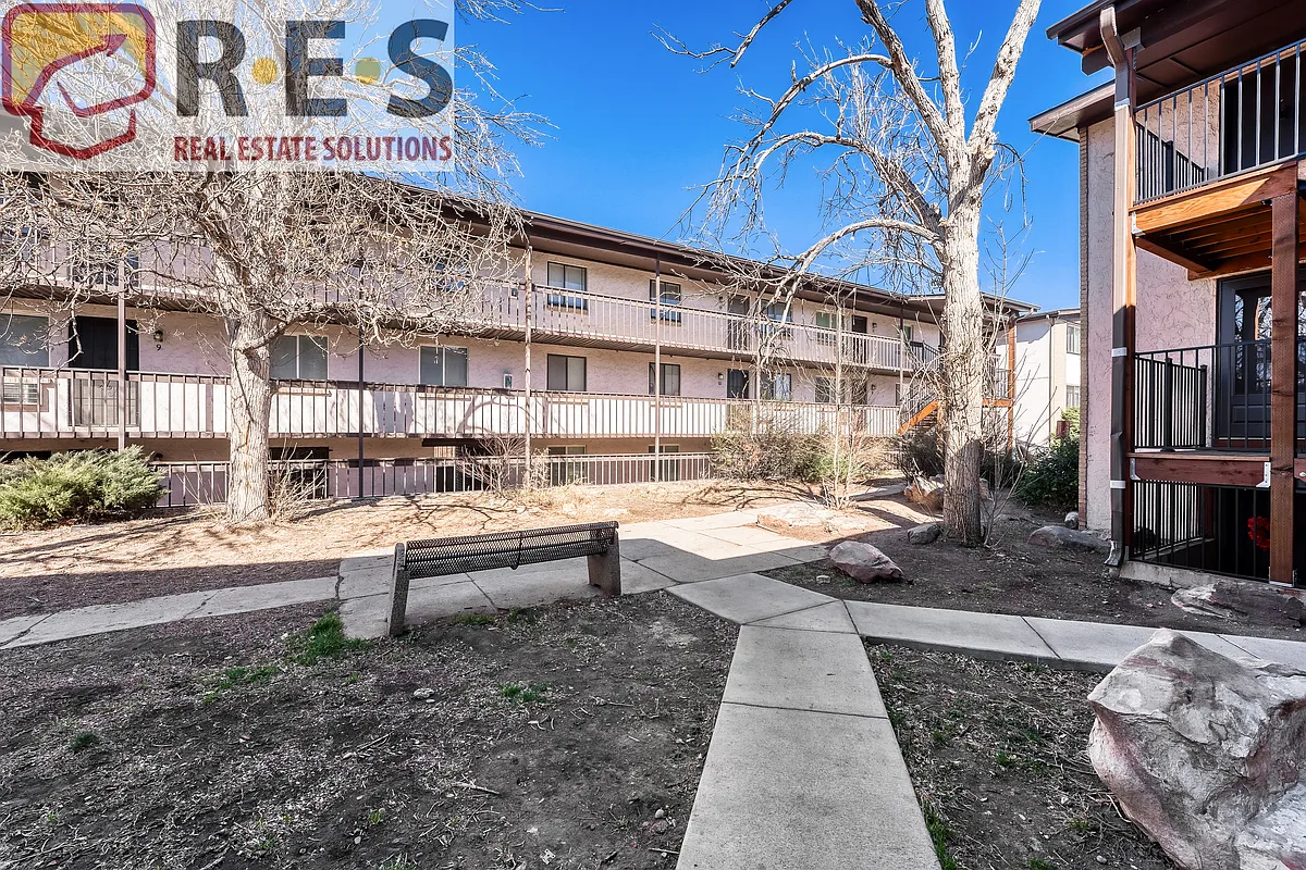 Building Photo - 875 S Quebec St #24