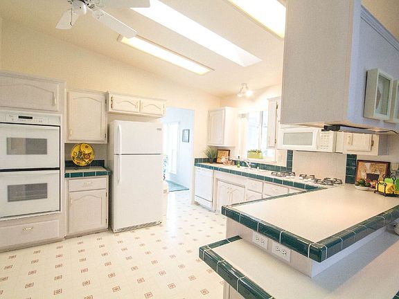 7131 Santa Barbara - Kitchen