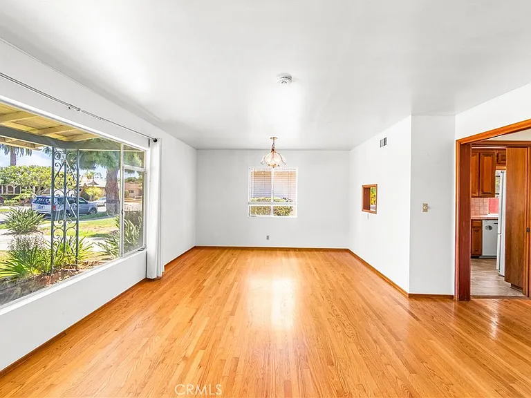 454 N Shattuck Pl — Photo 5