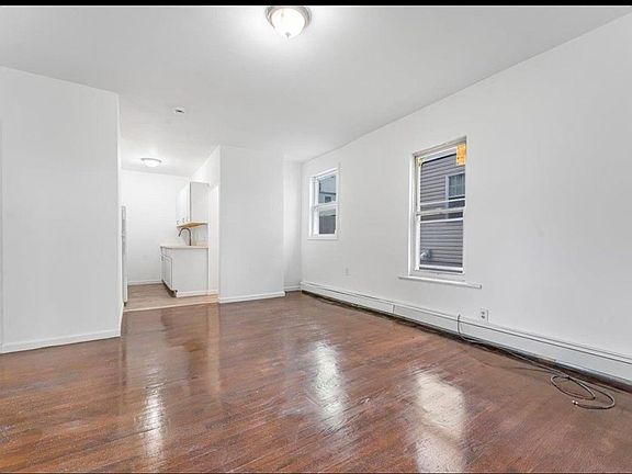 4th image of 10 Cliff St Floor 2