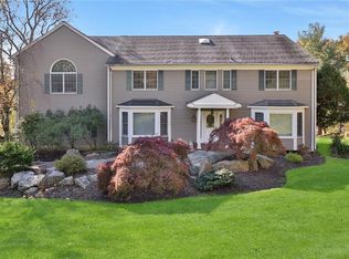 96 Deerfield Ln N, Pleasantville, NY 10570