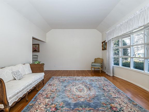3rd image of 285 Stuart Drive