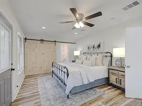 131 E Hull St — Photo 12