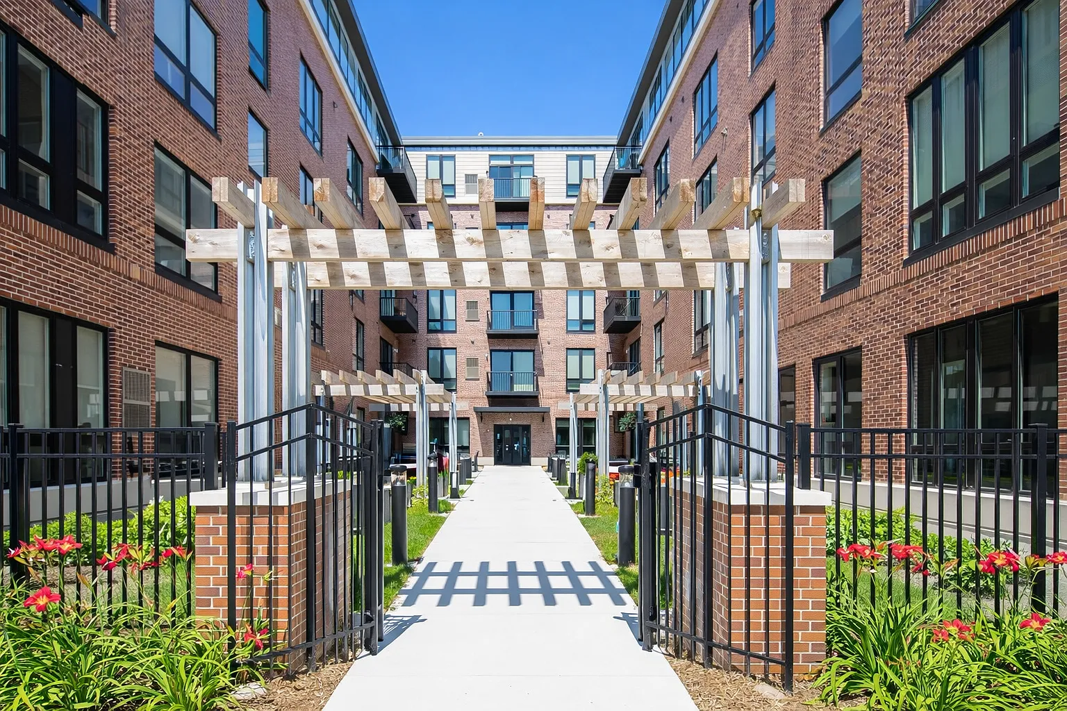 4 bed, $700 — Photo 1