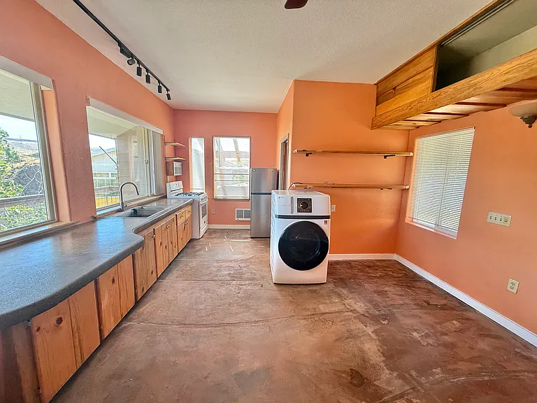376 Fallbridge Rd — Photo 6