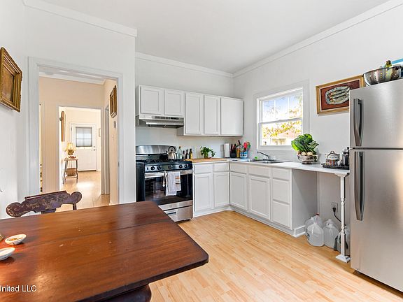 2nd image of 3703 Sherwood Dr