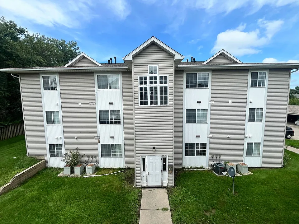 2446 Lakeside Dr