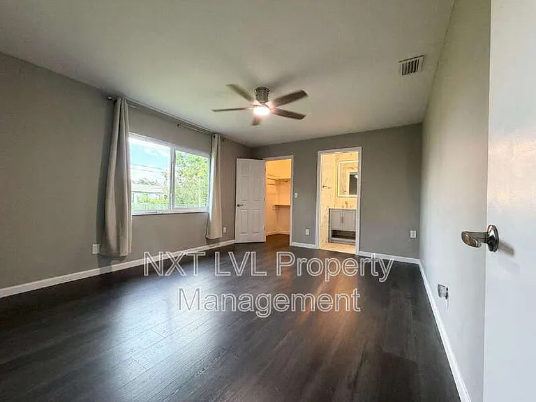 205 SE 18th St — Photo 12
