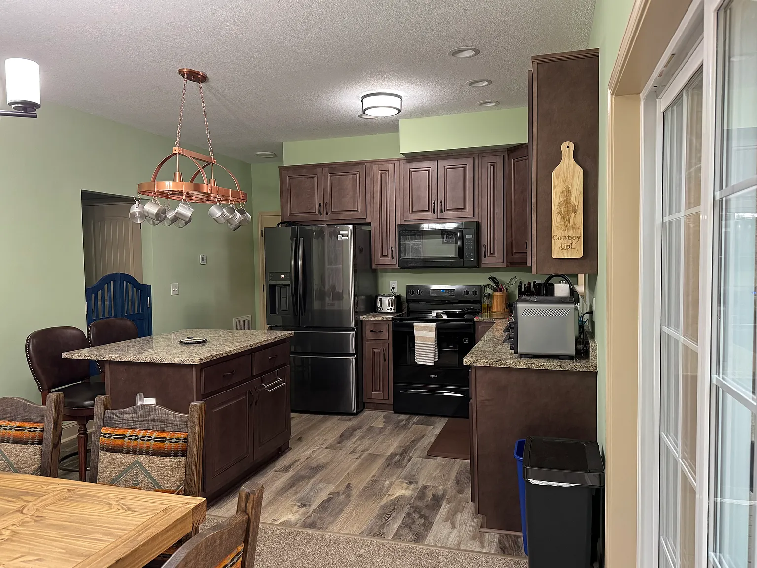 5 bed, 2.5 bath, 2400 sqft, $2,650 — Photo 4