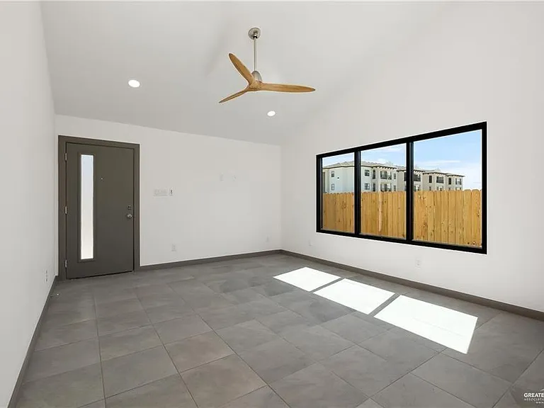 1316 E Hibiscus Ave — Photo 5