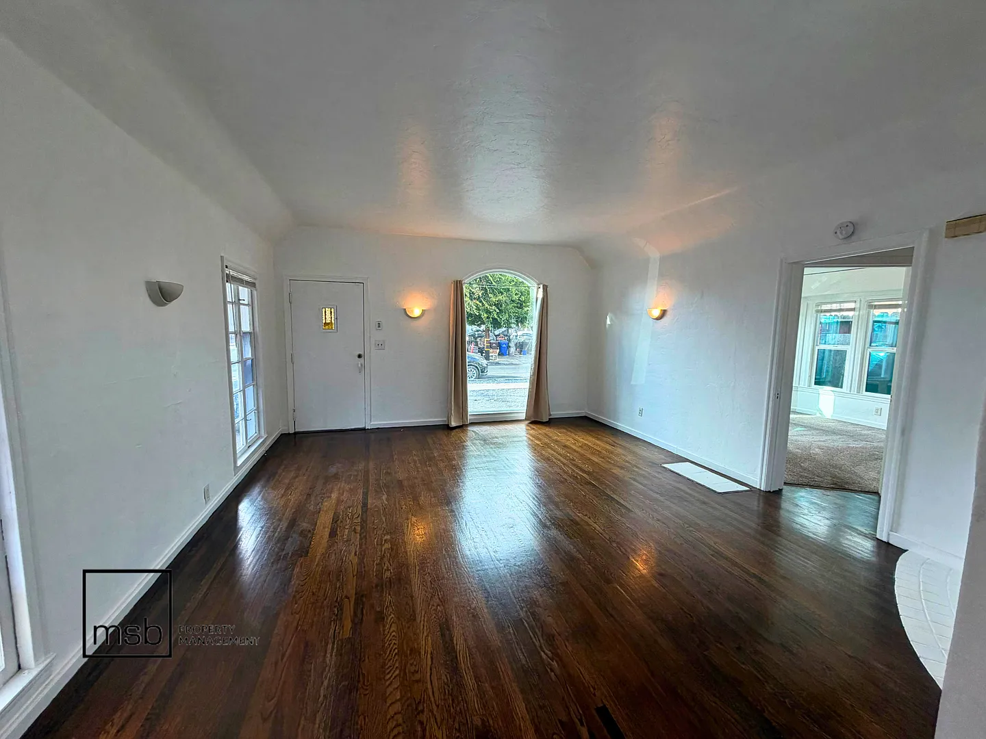 Lovely Cottage Style Home For Rent — Photo 3