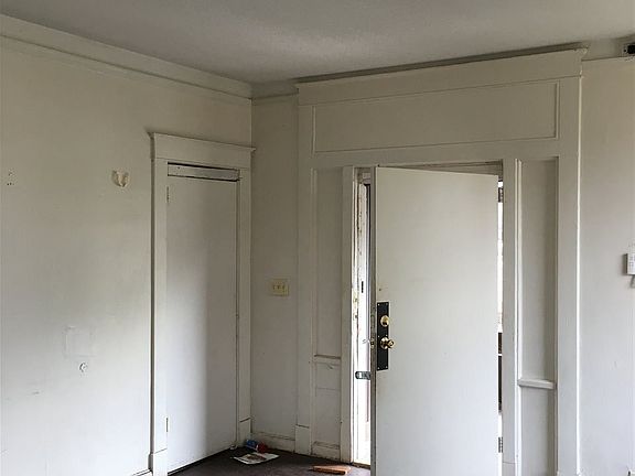 3rd image of 1100 Greenlaw Ave