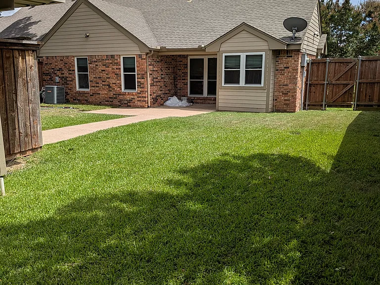 1421 Broadmoor Dr — Photo 8