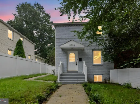 3743 S Four Mile Run Dr, Arlington, VA 22206