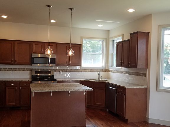 5th image of 233 Sherwood St