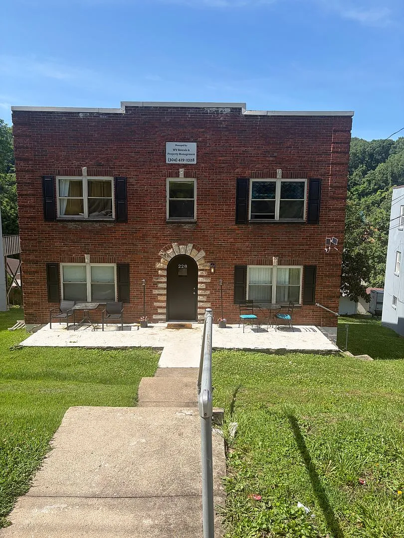 228 Sutherland Drive — Photo 2
