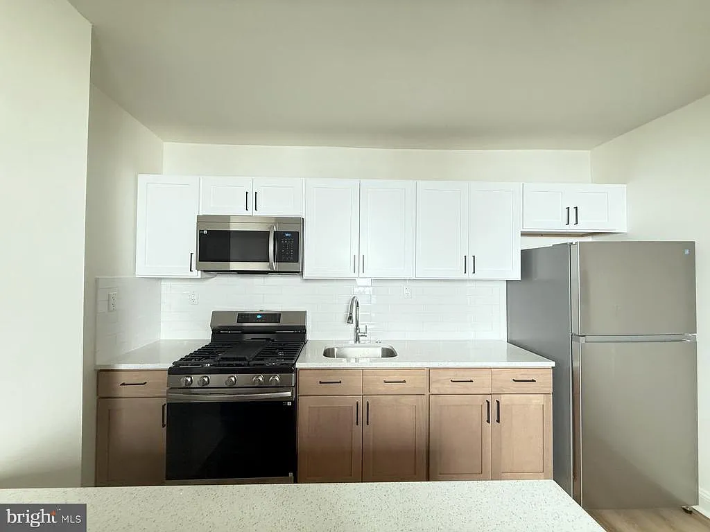 2 bed, 1.0 bath, 2515 sqft, $1,750 — Photo 4