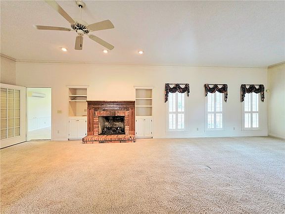 5th image of 1049 Riverdale Dr