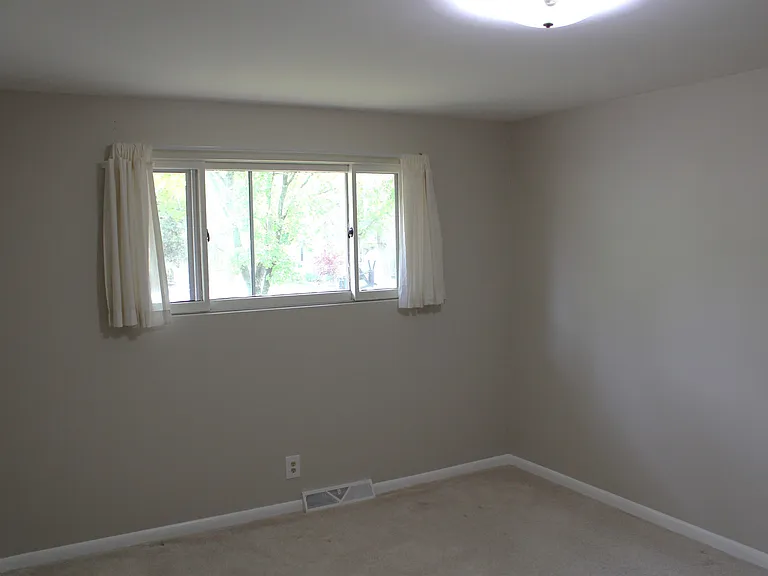 2817 Canterbury Dr — Photo 12