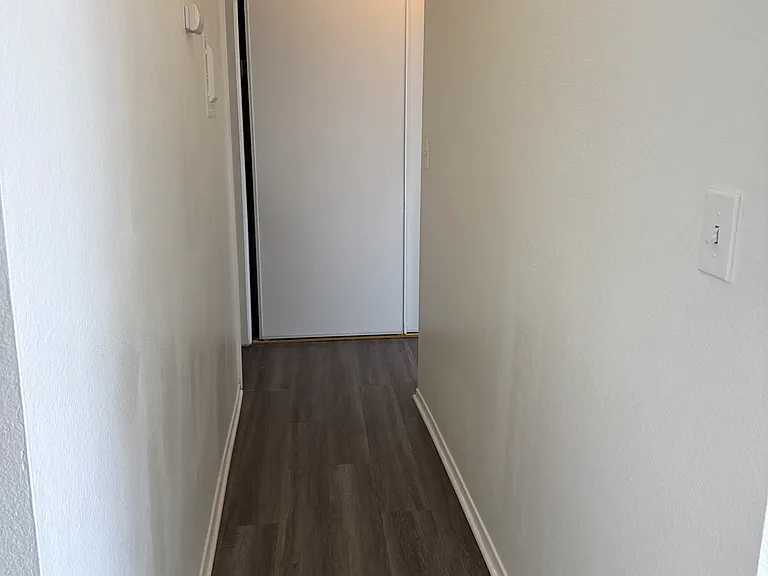 HALLWAY/HALLWAY CLOSET