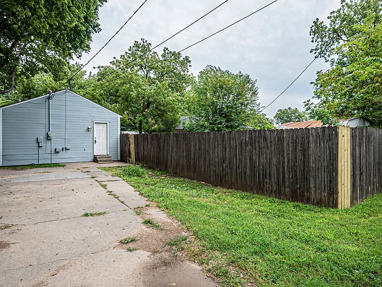 613 W 11th St — Photo 25