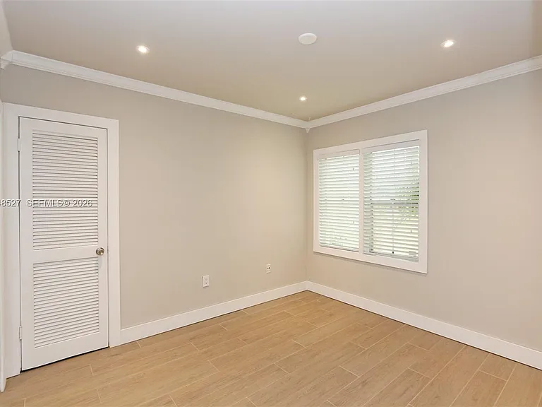 3395 Franklin Ave #D — Photo 14