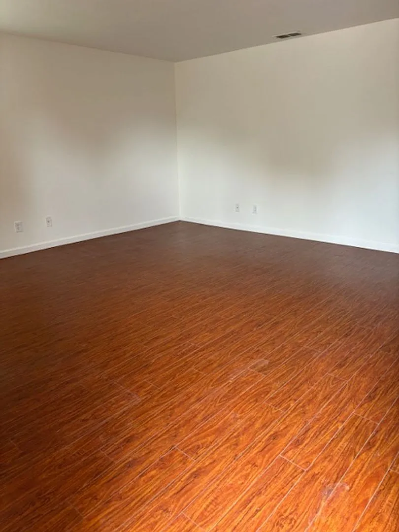Cozy 2 Bedroom House with a 2 Car Garage — Photo 4