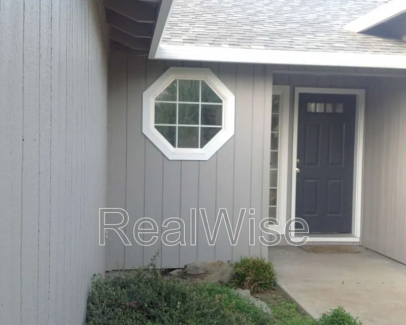 3 bed, 2.0 bath, 1452 sqft, $2,200 — Photo 2