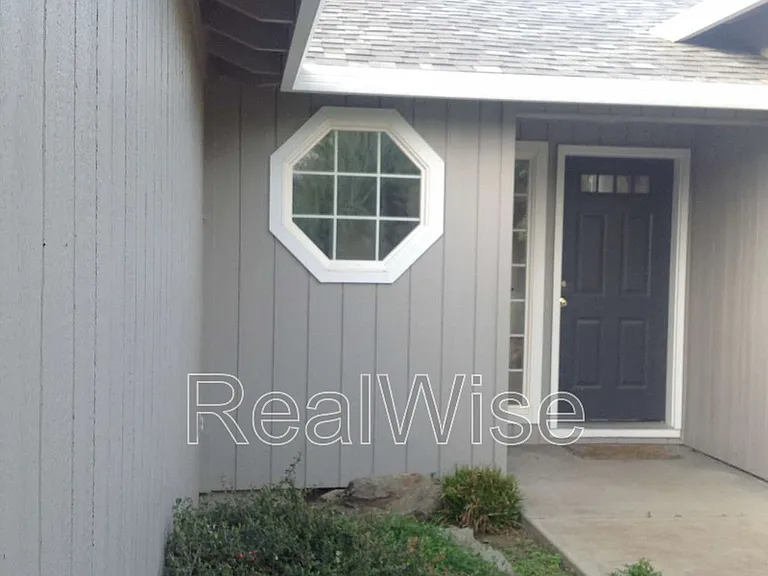 804 Corey Dr — Photo 2