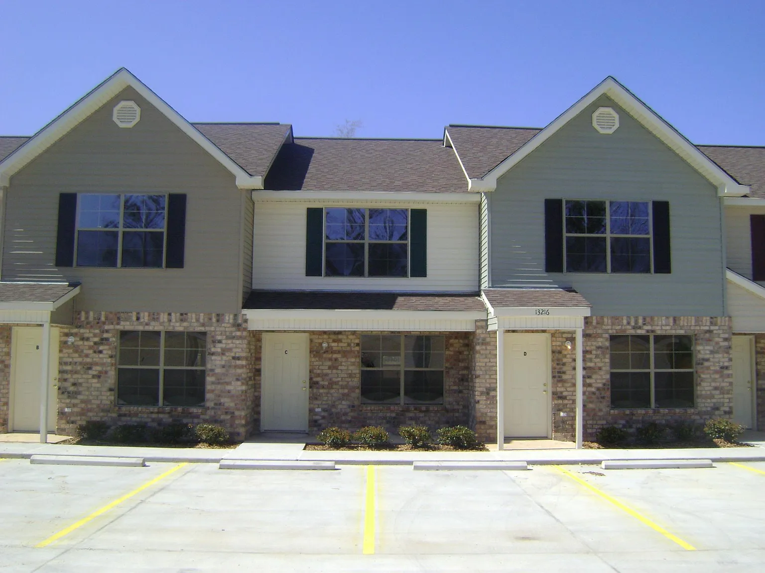 2 bed, 1.5 bath, 1050 sqft, $1,200 — Photo 1