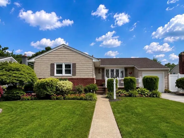32 Taylor Drive, Farmingdale, NY 11735