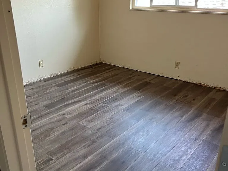 1127 E Laurel Dr — Photo 2