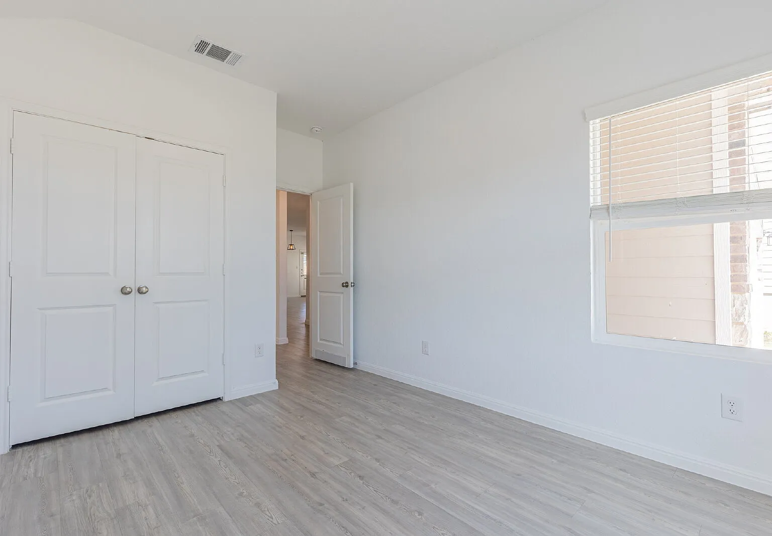 3 bed, 2.0 bath, 1410 sqft, $1,985 — Photo 4