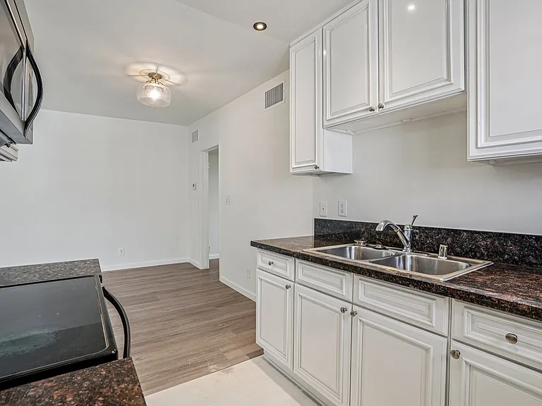 Willis Apartments — Photo 31