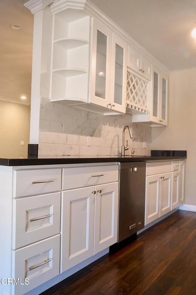 3 bed, 2.5 bath, 1143 sqft, $3,600 — Photo 3