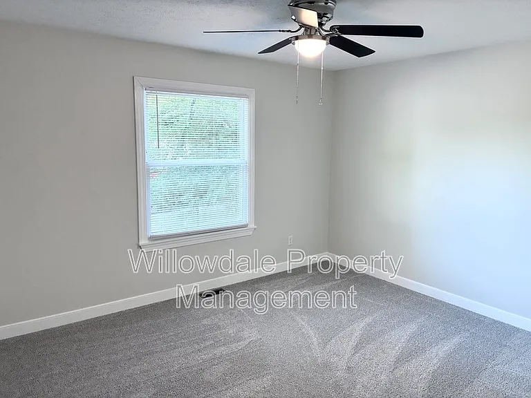 102 E Charing Cross — Photo 25